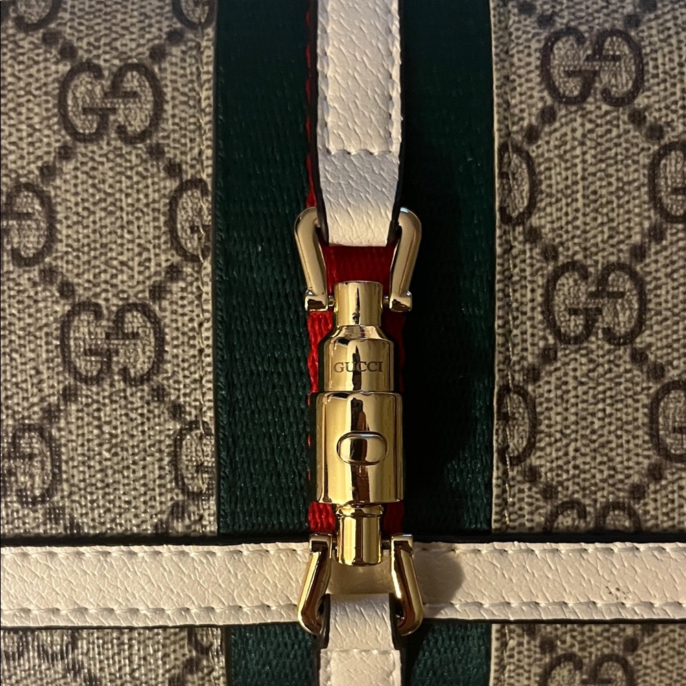 Gucci Beige GG Supreme Crossbody with Green-Red Web and Gold Chain Brand New. - Picture 2 of 16